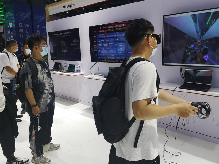 　　11月12日，参观者体验VR游戏。（新华社记者余贤红摄）