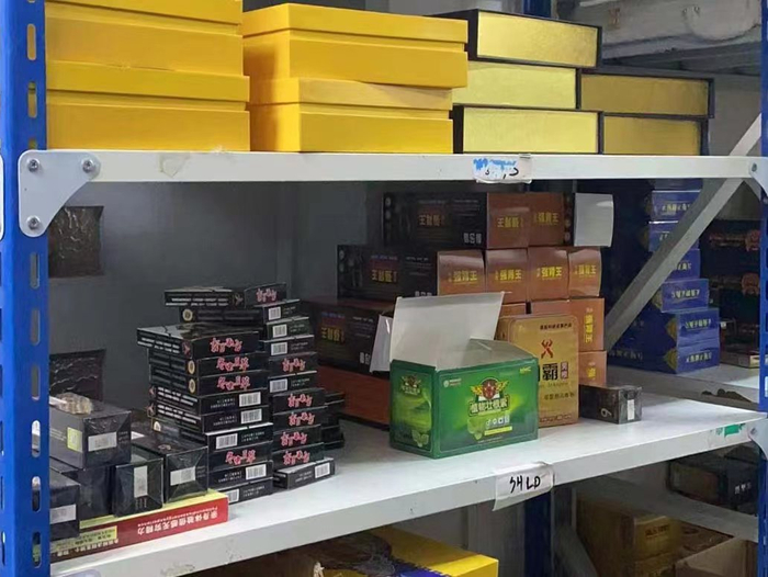 近日，警方捣毁一诈骗团伙，图为涉案保健品。 本文图片均来自浦东公安