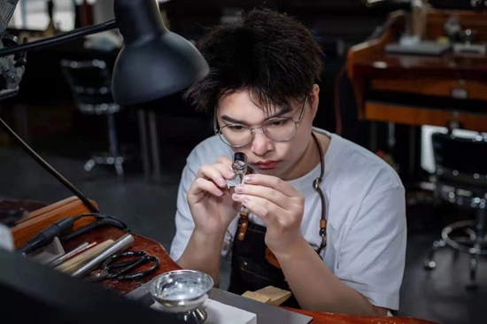     梁荣浩工作图。受访者供图