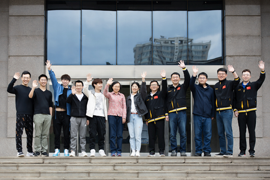 中国科学院金属研究所航空发动机钛合金研发团队粉末成形课题组成员合影。徐磊供图