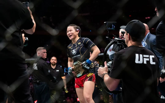 ▲北京时间11月13日，中国选手张伟丽（中）在比赛后庆祝。图/新华社