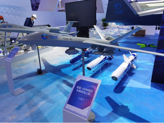 　　彩虹-5机翼下有6个外挂架，采用复合挂架的情况下，最多可挂载十余枚导弹或炸弹，可以说是无人机里的“炸弹卡车”。