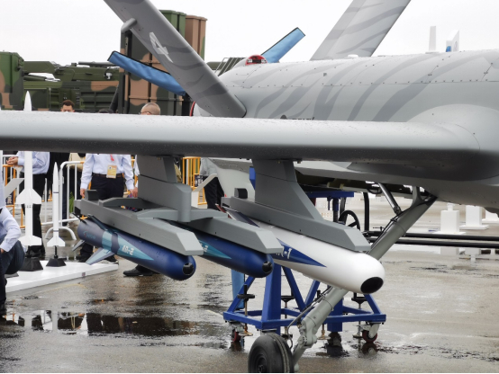 彩虹-4无人机挂载的AR-1和AR-2空地导弹。