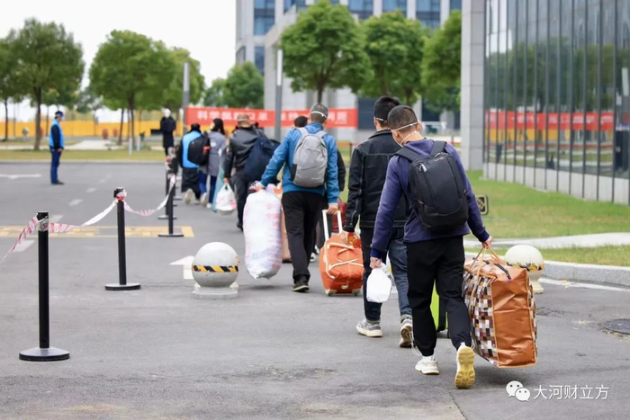 首批新员工已抵达富士康郑州科技园。 微信公众号@大河财立方 图