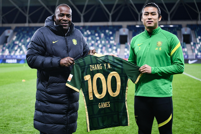 张玉宁赛前收获国安生涯百场纪念球衣。&nbsp;&nbsp;