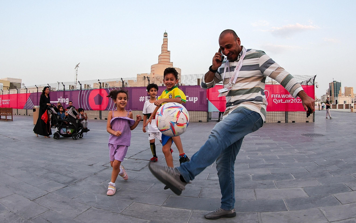 11月12日，卡塔尔世界杯临近，多哈街头足球氛围渐浓。  