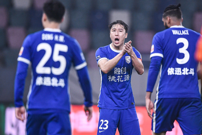 任航鼓励队友。