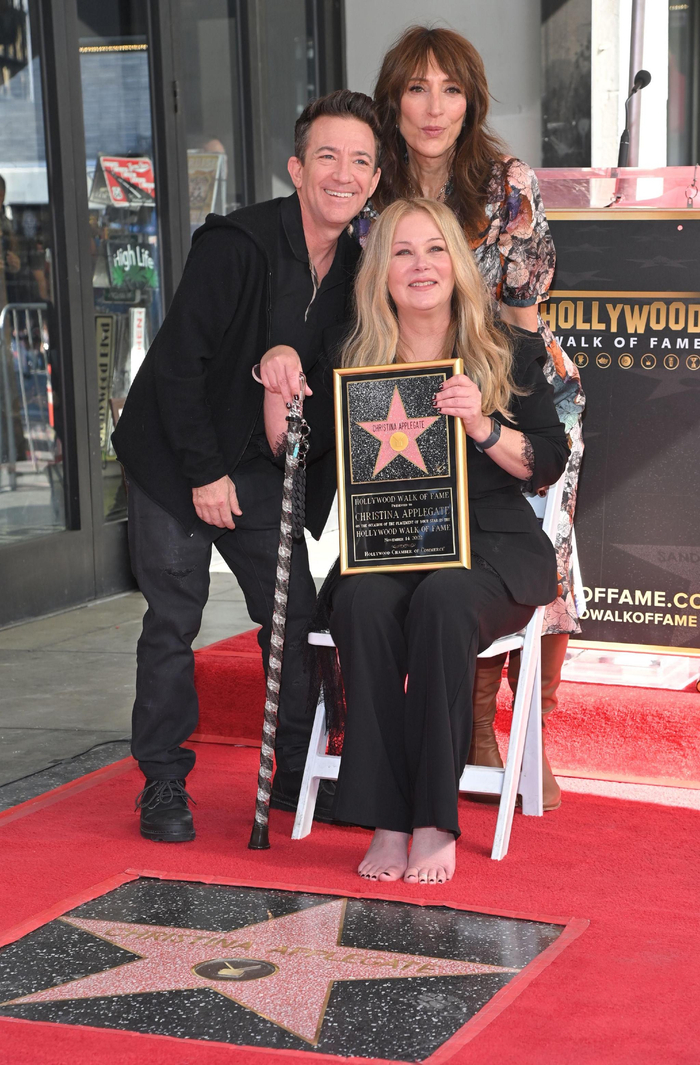 克里斯蒂娜·阿普尔盖特（中）留名星光大道。（左：大卫·福斯蒂诺、右：凯蒂·萨加尔）&nbsp; 图/IC PHOTO