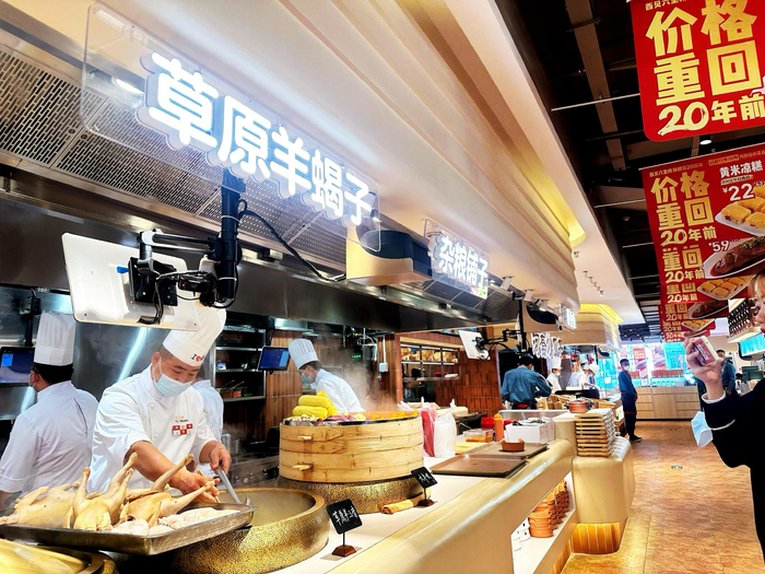 升级重装后的西贝莜面村六里桥店在一层设置了明档档口。新京报记者 王萍 摄