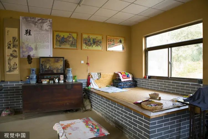 图片右侧就是火炕，下面有火在烧。/视觉中国