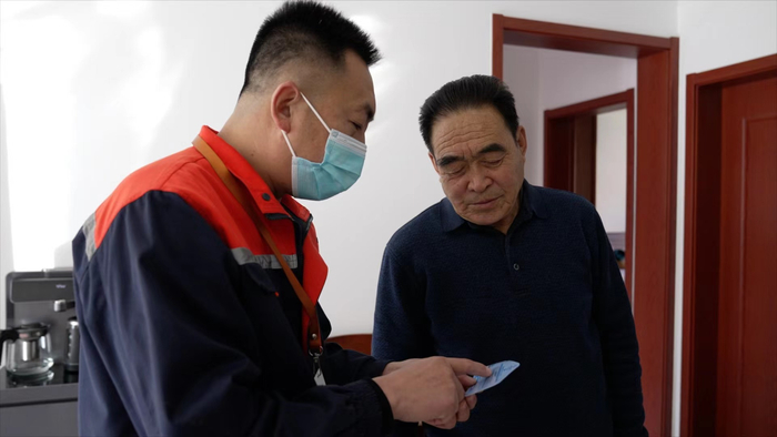 工作人员为居民讲解供暖便民连心卡使用方法。大兴区委宣传部供图