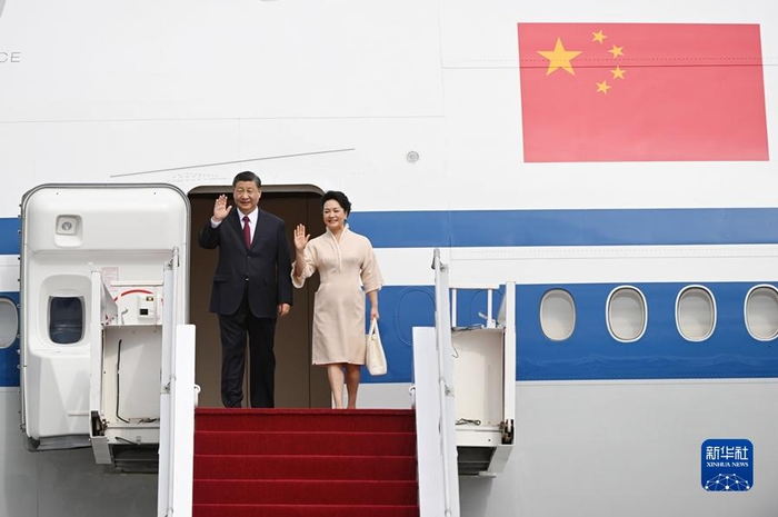 　　▲当地时间11月14日下午，国家主席习近平乘坐专机抵达印度尼西亚巴厘岛努拉莱伊国际机场，应邀出席二十国集团领导人第十七次峰会。这是习近平和夫人彭丽媛步出专机舱门。图/新华社