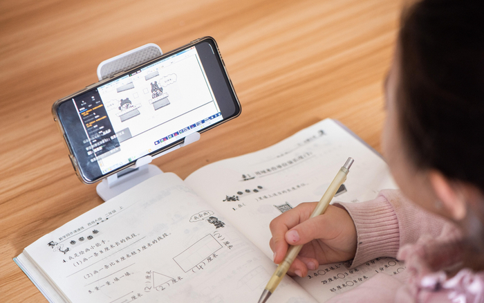 学生用手机上网课。图/IC photo