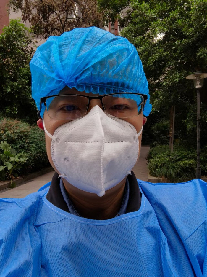 ▲第一时间投入志愿者工作的杨睿