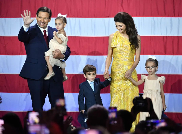 　　当地时间2022年11月8日，美国佛罗里达州，共和党人佛罗里达州州长德桑蒂斯获得连任，发表胜选演讲。图/IC photo