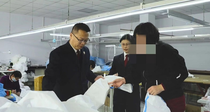 张店区检察院通过建议公安机关对涉案企业当事人变更强制措施，帮助涉疫企业恢复生产经营。