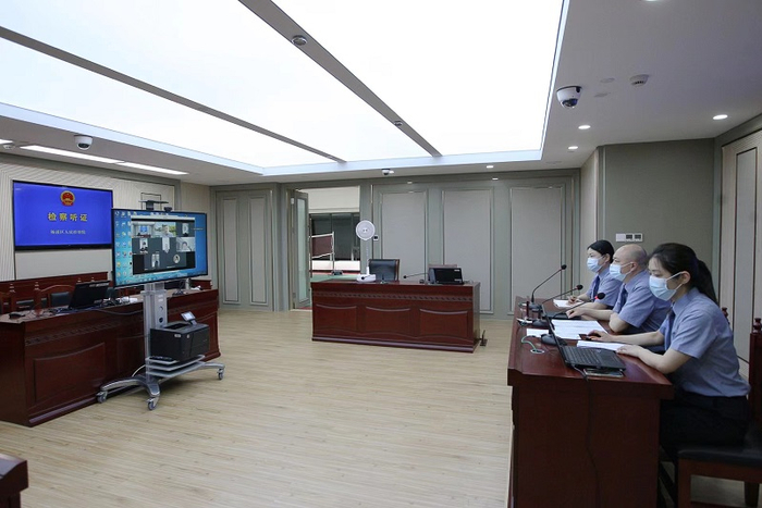 　　杨浦区检察院包案检察长主持召开线上公开听证会，双方当事人阐明主张和依据，人民监督员、法学专家和律师当场评议。