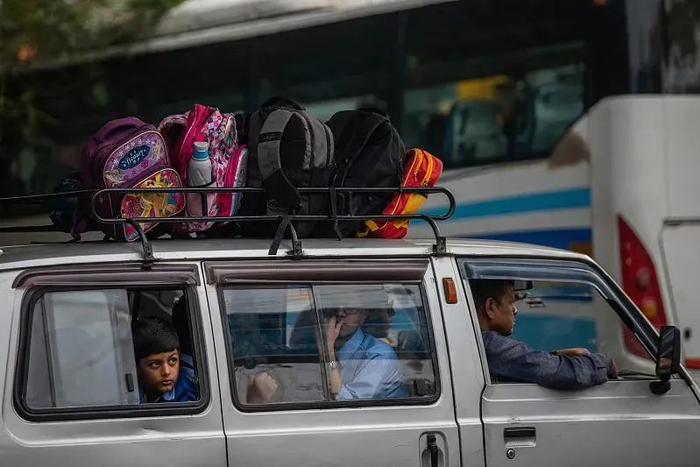 ▲当地时间2022年11月15日，印度新德里，一辆面包车里的学生。图/视觉中国