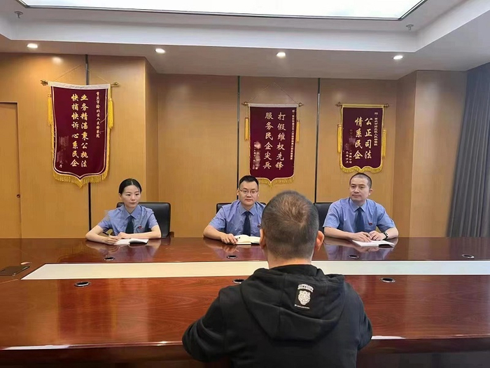 渝北区检察院案件承办人当面听取监督申请人的意见并进行释法说理。