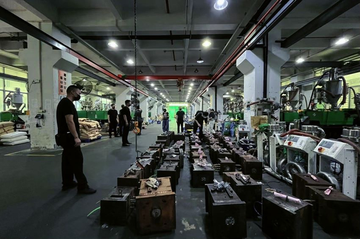 犯罪嫌疑人在制假工厂生产大量假冒产品，警方查获120余万件。上海市公安局 供图