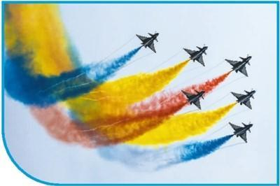 11月8日，中国空军八一飞行表演队在中国航展进行飞行表演。 新华社记者 刘大伟摄