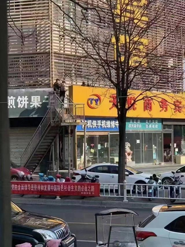 11月15日，警方控制现场。受访者供图