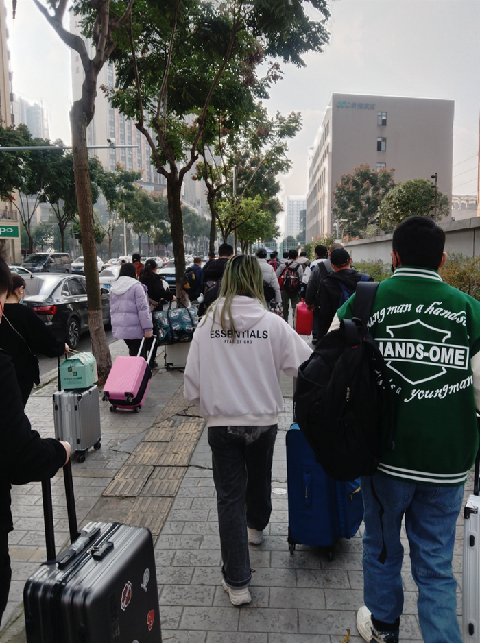 成都龙湖时代天街上的富士康新入职员工。本文照片除特殊说明均为孙雅楠拍摄