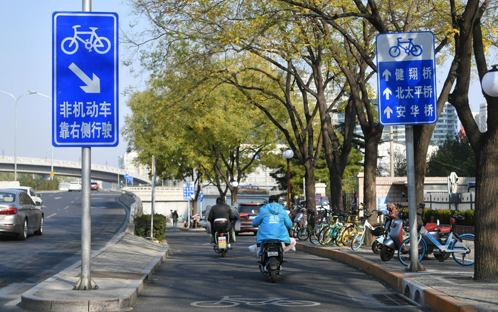 北三环马甸桥东南角，桥区入口处增设了非机动车指路标志，这也是三级指路标志中的第一级。新京报记者 王贵彬 摄