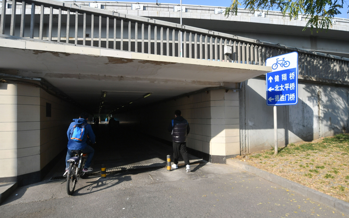 路标的设计语言更贴近骑行者的出行习惯，以桥名取代路名，方便市民找到大方向。新京报记者 王贵彬 摄