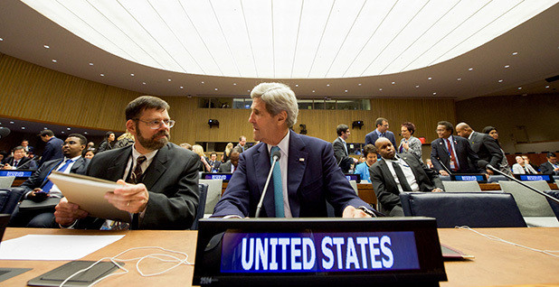 潘兴与现任美国总统气候特使克里。图片来源：网络