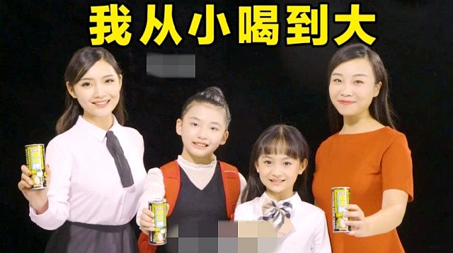 椰树集团的广告曾很少见地出现模特的普通衣着造型。&nbsp; &nbsp;图片来源：网络