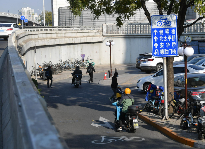 马甸桥区内设置二级、三级指路标志，骑行者可根据路标指引，找到自己要去的方向。新京报记者 王贵彬 摄