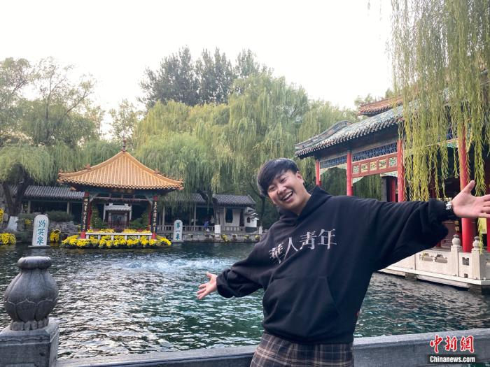 曹雨,凭一己之力把过年的气氛提前了半年|美丽中国|舞蹈演员|北京|小伙|明星_新浪新闻