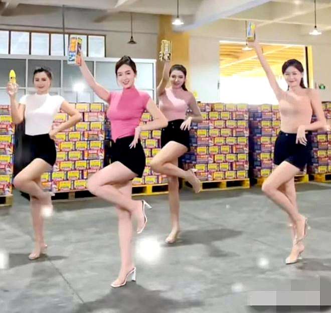 “椰树女郎”在此前直播中跳舞的样子。&nbsp; 图片来源：视频截屏