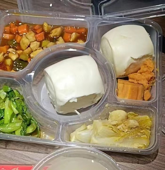 陈济阳在隔离点的晚餐。&nbsp; 受访者供图