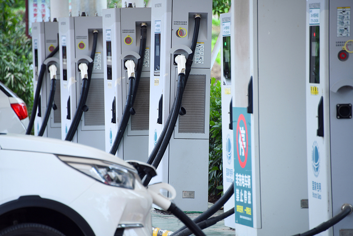 2022年10月26日，湖北恩施，宣恩县一处电动汽车充电桩，电动汽车在充电。视觉中国 图