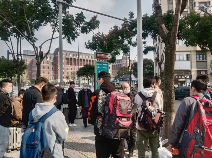 新员工在公交车站集合。