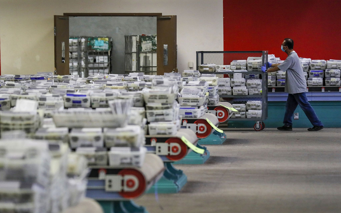 　　当地时间2022年11月9日，美国加利福尼亚州，从投寄箱收到的数十万张选票等待被处理，这些选票将在洛杉矶选票处理机构进行接收、分类和验证。