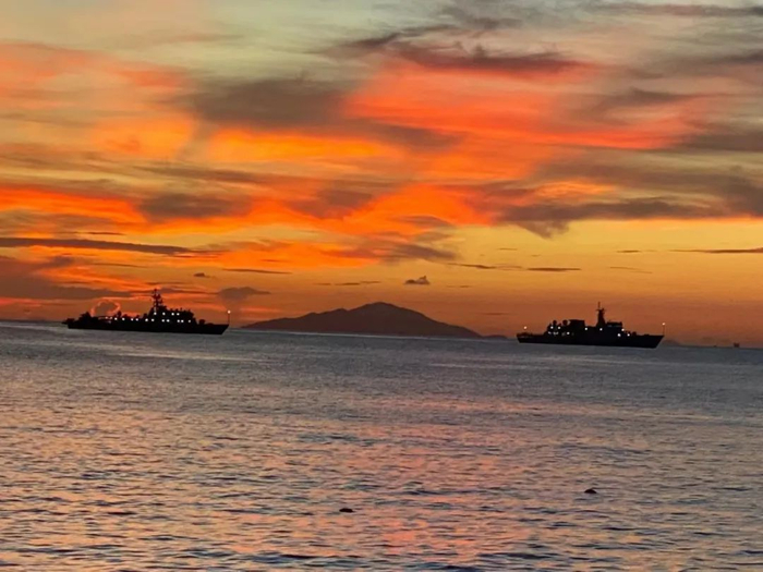 ▲黄昏时，从担杆岛遥望海上轮渡。受访者供图