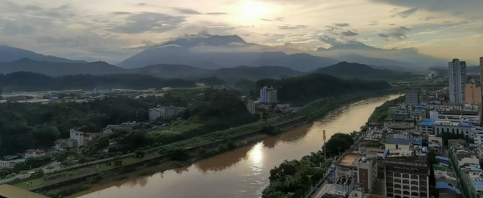 河右岸是中国河口县，左岸是越南老街市 B站up@洞海cen山 的视频截图