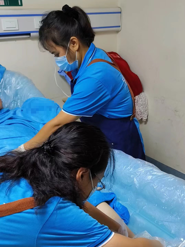 助浴师们在医院为老人洗澡。 受访者 供图