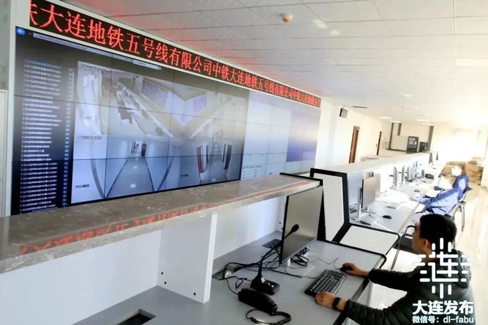 ▲车场调度室正在对信号、通信设备进行测试。