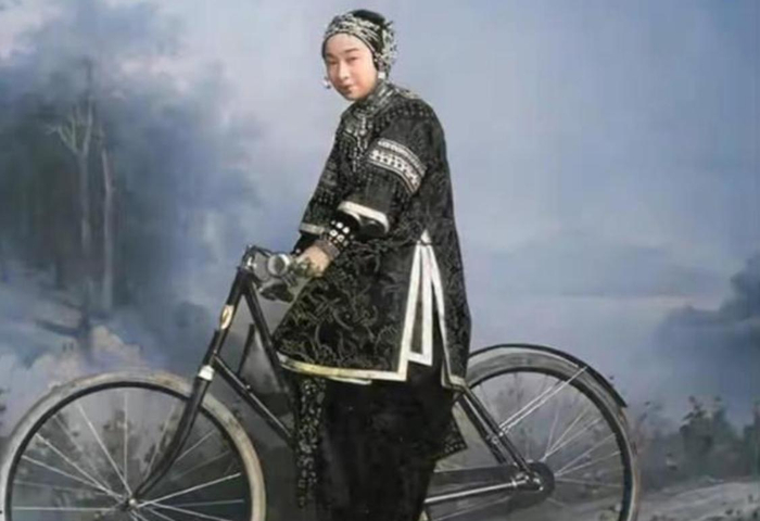 末代皇后婉容,在紫禁城里骑自行车,相机拍下现场照片!