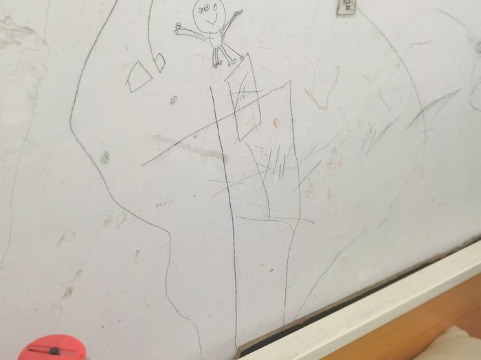 陈耀娟床头的墙壁上有孙子的涂鸦。