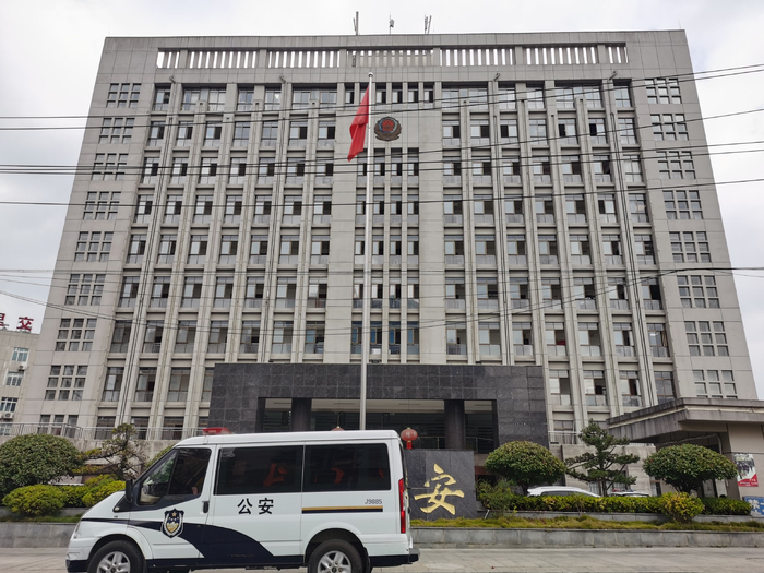 　龙里县公安局。