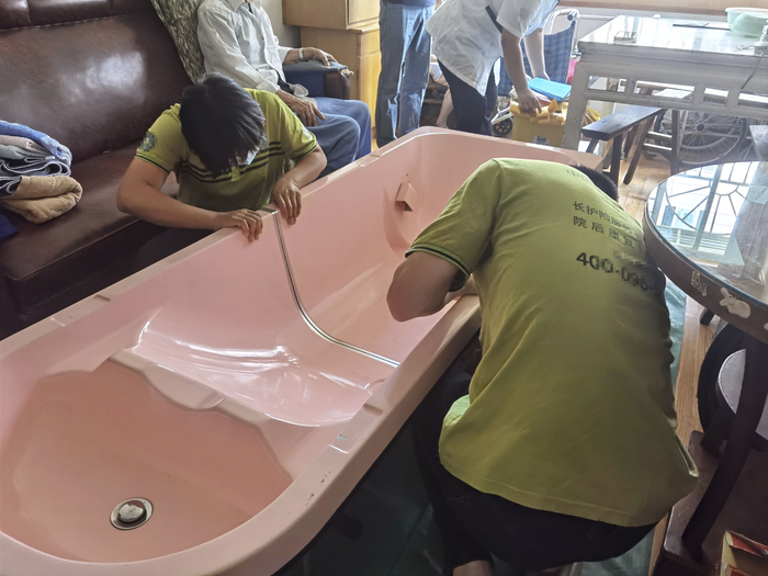 助浴师们正在拼接浴缸。