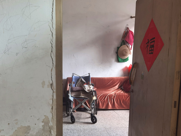 　　陈耀娟生病后，胡国权把卧室从楼上搬到了一楼。墙上挂着陈耀娟出门喜欢戴的帽子。 本文图片除特殊标注外，均为陈诗雨 图