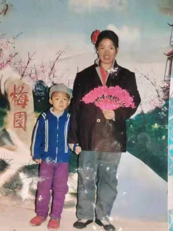 年轻时的汪祥慧。左为四岁的小武。 受访者 供图&nbsp;