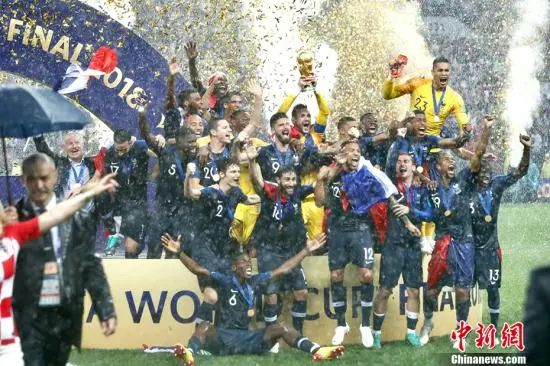 2018俄罗斯世界杯，法国队时隔20年再次捧起大力神杯。中新社记者 富田 摄