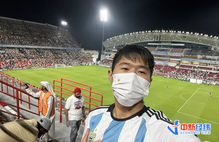 廷轩在足球场观看比赛。受访者供图